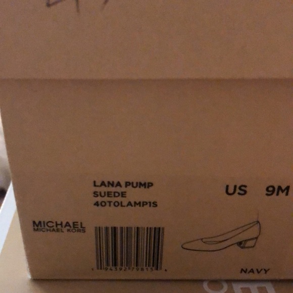 Michael Kors suede pump. - Picture 6 of 6